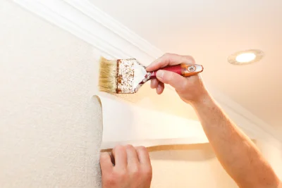 Pose de papier peint à Sardan — revêtements muraux et toiles de verre